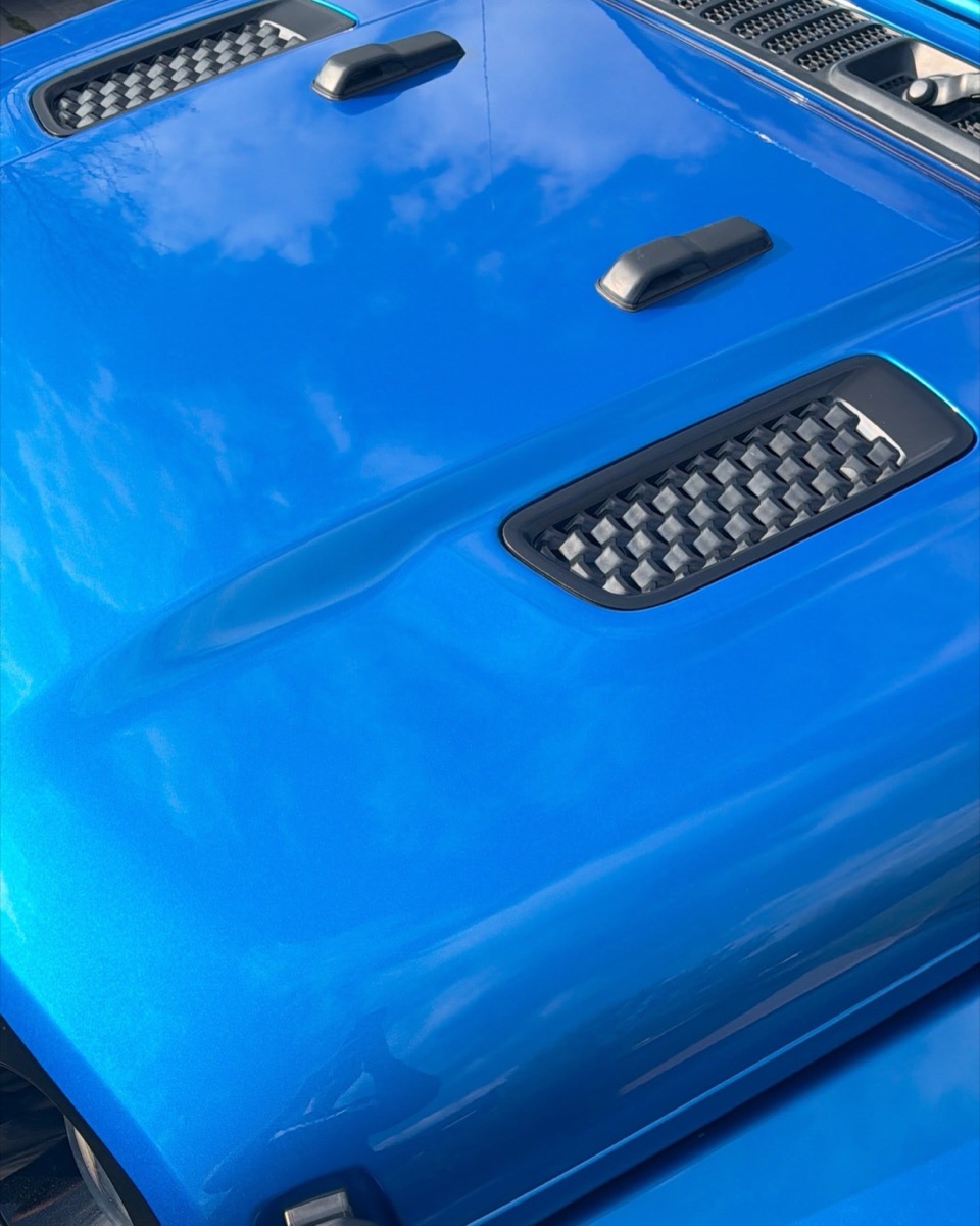 Close up of a blue Jeep Gladiator bonnet after a ten year ceramic coating